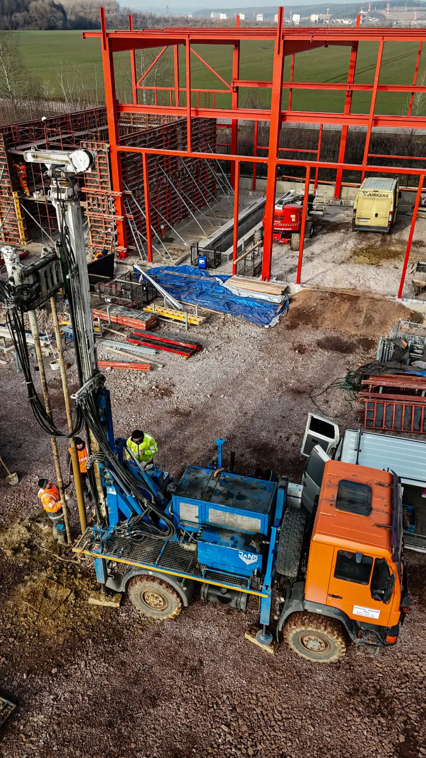Inžinierskogeologicky prieskum vyrobnych hál fotený dronom